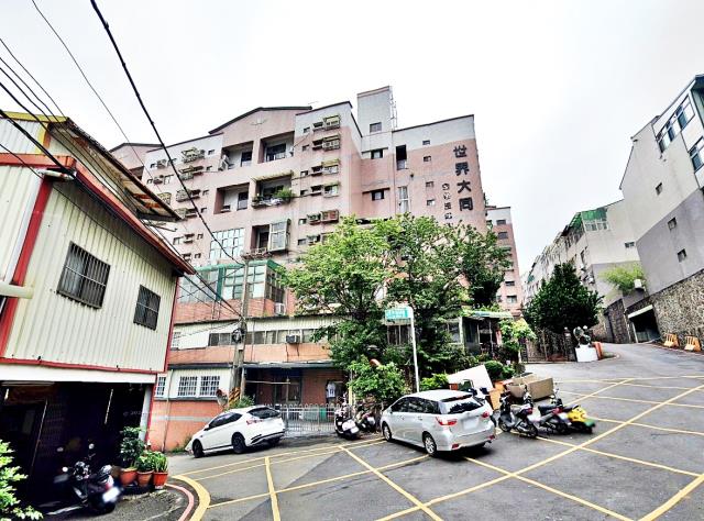 世界大同四房車位